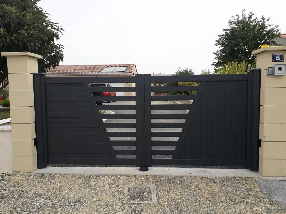 Faites réaliser la pose de votre portail en aluminium par nos professionnelswebp