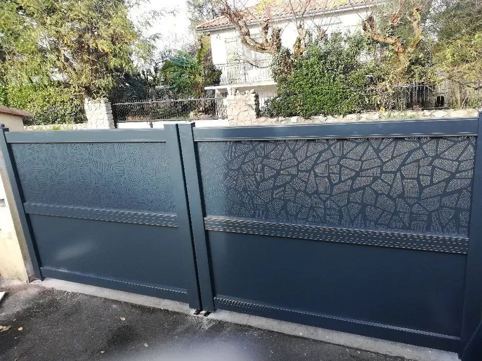 Portail en alu bleu