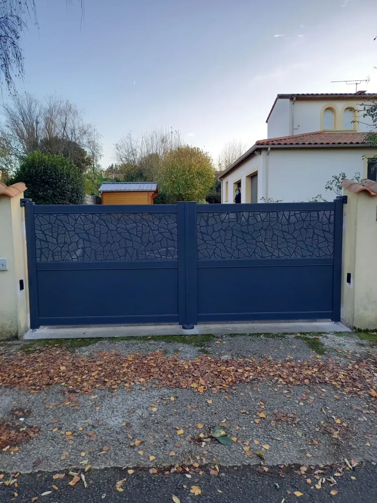Portail en aluminium bleu