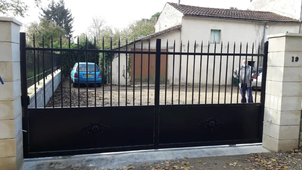 Portail en fer forgé noir coulissantwebp