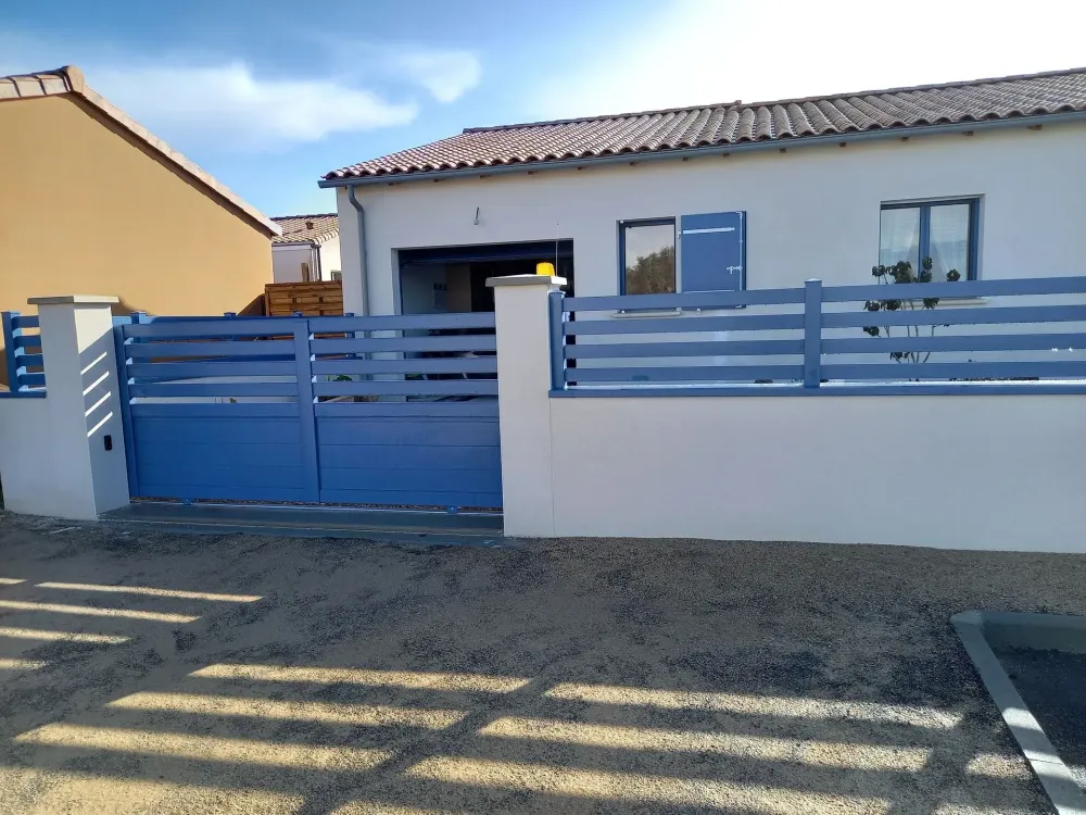 Portail bleu en alu