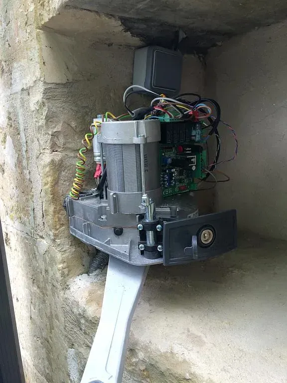 motorisation bras articulé de portail à 2 vantaux dans nichwebp