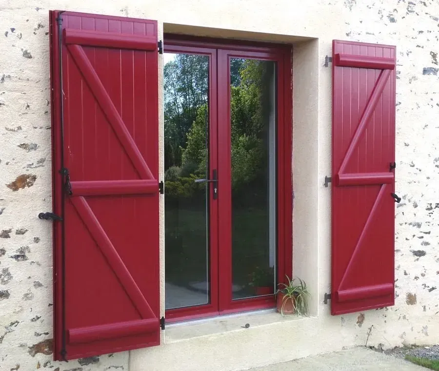 Volets battants alu rouge