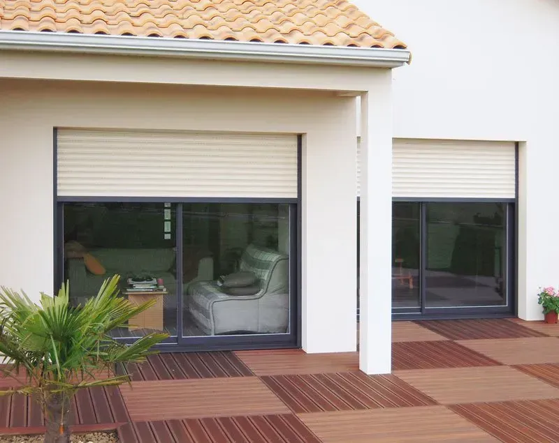 Volet roulant beige sur vitre coulissante