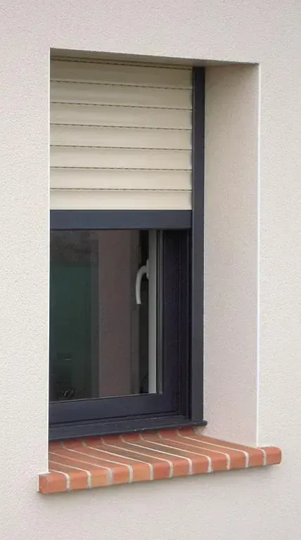 Volet roulant beige à demi-ouvertwebp