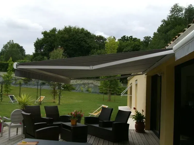 Store extérieur protégeant une terrasswebp