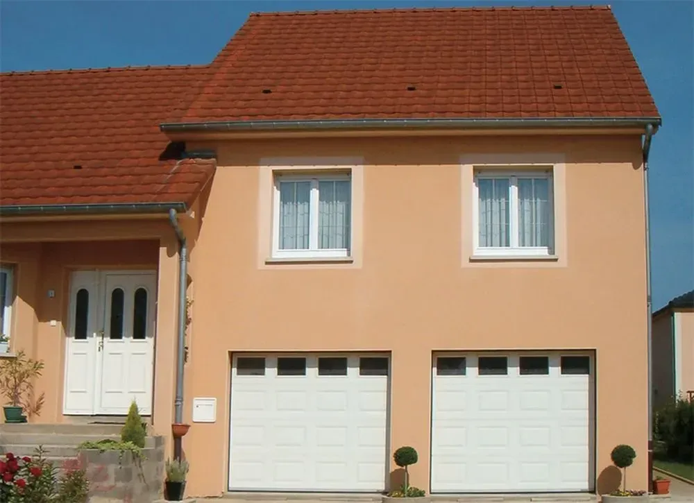 Double portes de garage blanches