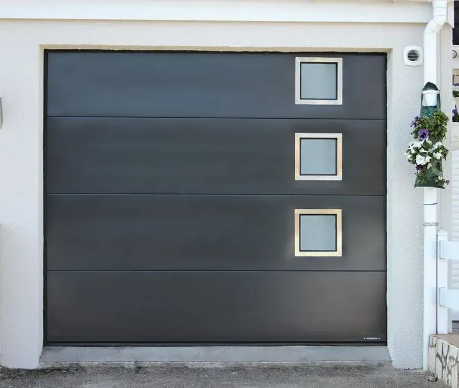 Porte de garage noir avec vitrage
