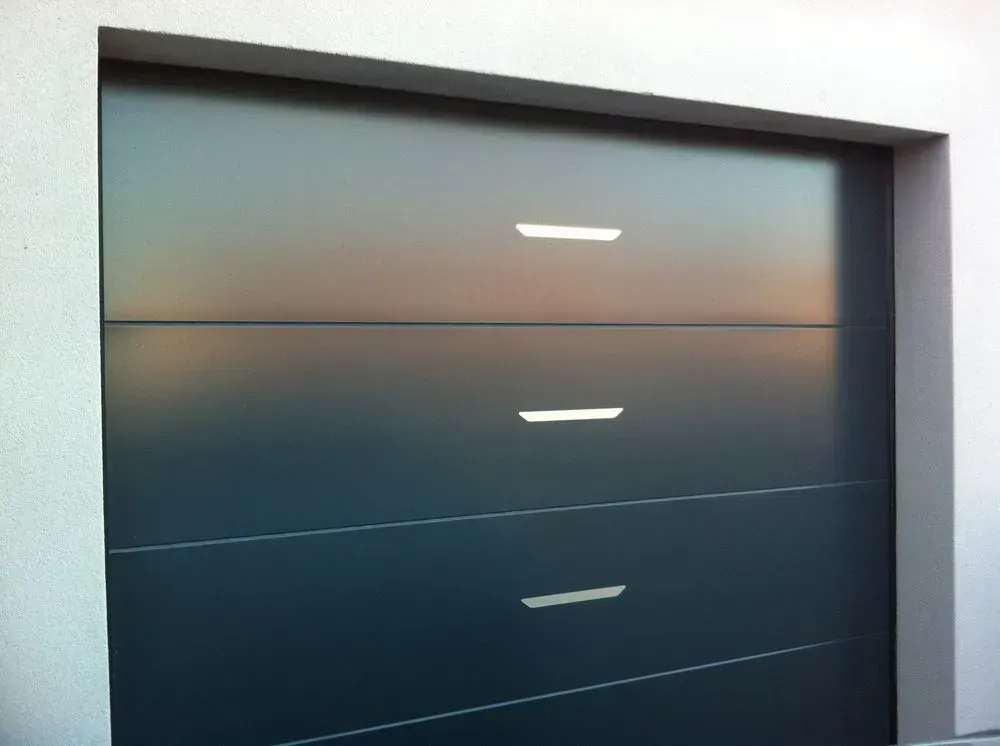Porte sectionnelle lisse avec Insertion inox