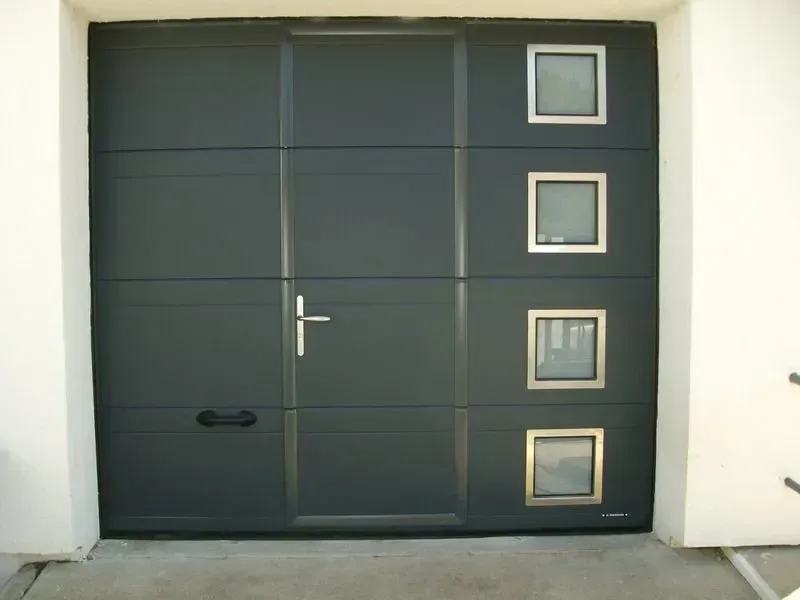 Porte sectionnelle avec portillon incorporéwebp