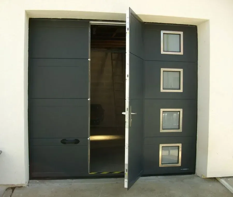 Porte sectionnelle avec portillon incorporé ouvertewebp