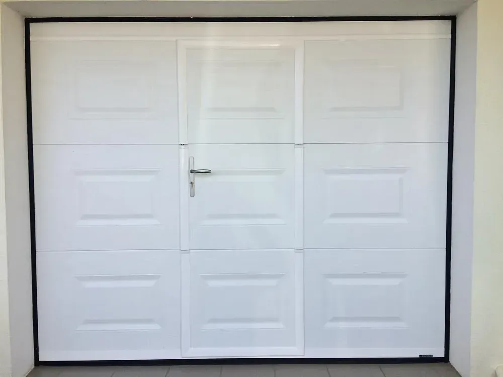 Porte de garage avec porte