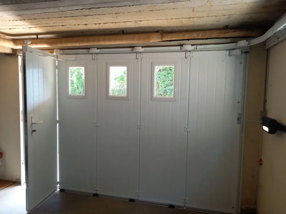 Porte à déplacement avec portillon incorporé en vue intériewebp